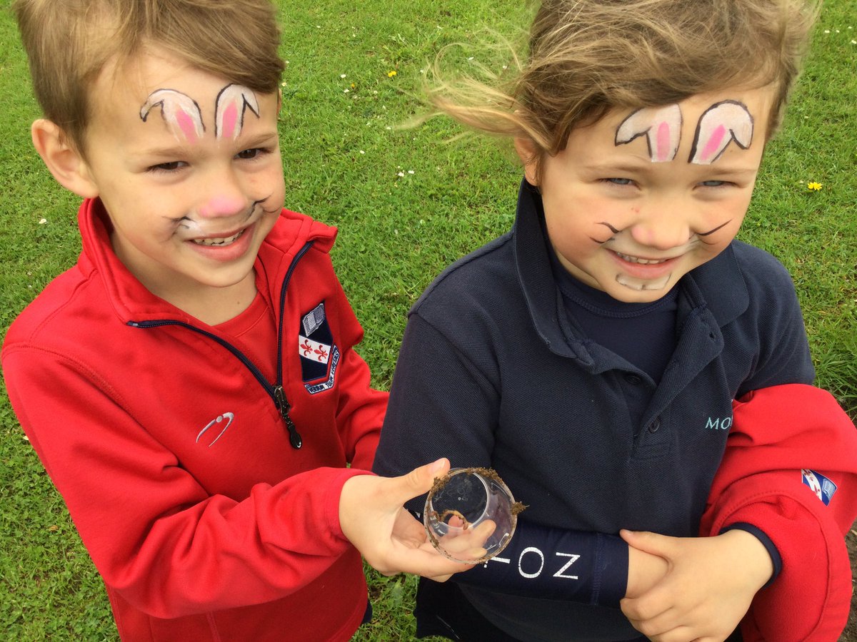 MonktonYear1's tweet photo. Bug hunting!! Many creepy crawlies were discovered! 🕷🪳🪲🐜 #WildMonkton https://t.co/aJXv8RbnnA