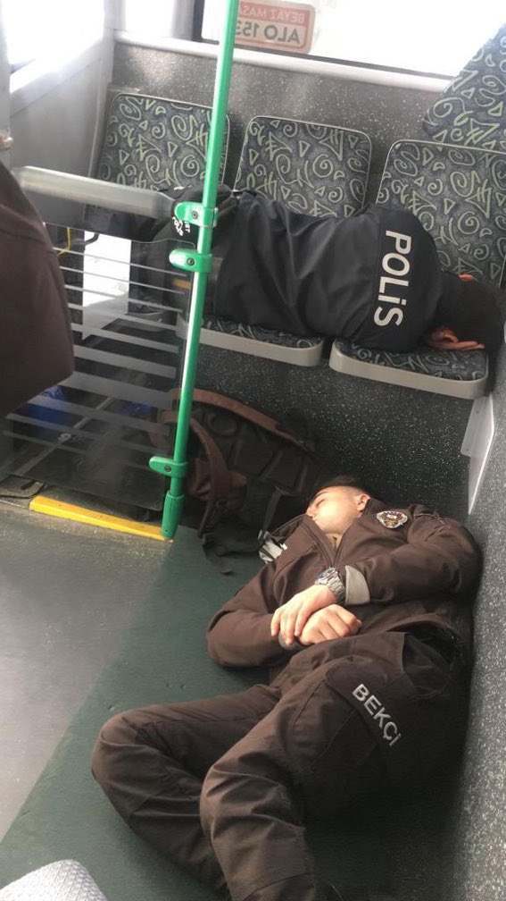 Yeri geldi kaldırım taşının üzerinde, kimi zaman halk otobüsünün zemininde dinlenmek zorunda kaldık. Can verdik. Aylık 250 saate yakın çalışıyoruz. Mesai ücretimiz yok. Ek ödememiz yok. Sosyal ve aile hayatı bitik. Psikoloji bitik. En düşük maaş bizde. #bekçi #polis #memur #zam