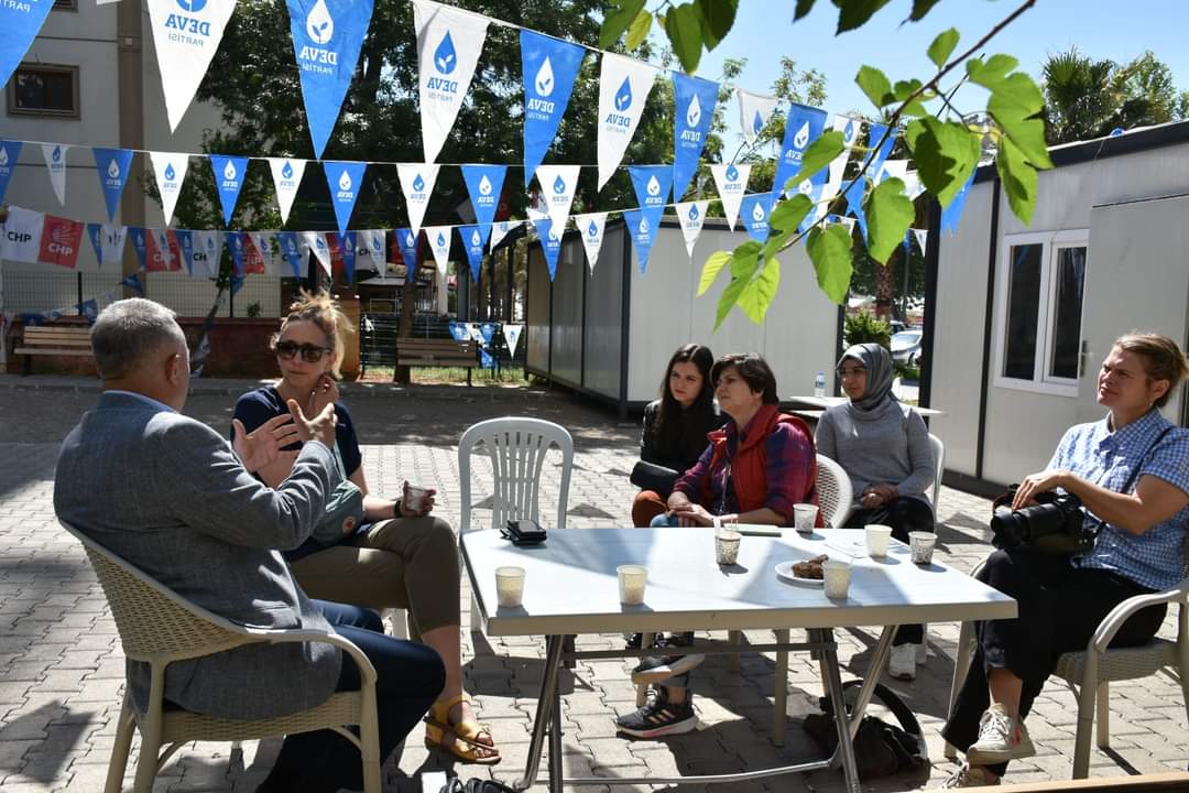 irfankaratutluu's tweet photo. Bugün İsveç Dagens Nyheter Gazetesi’nin muhabirlerini 12 Şubat Seçim K. Merkezimizde ağırladık. Türkiye siyaseti üzerine yaptıkları araştırmaya katkıda bulunduk. Ama gündemimizin büyük bir bölümü depremdi. Kahramanmaraş’ın deprem sonrası ihtiyaç ve beklentilerini konuştuk. https://t.co/k6Sq8JmGfM
