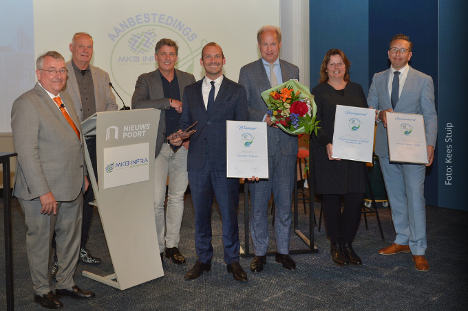MKBNL's tweet photo. Van harte gefeliciteerd @gem_Eindhoven met het winnen van de @MKBINFRA AanbestedingsAward voor mkb-vriendelijk opdrachtgeverschap! Ook @WaterschapHHNK en @gmrijssenholten gefeliciteerd met de nominaties. 🎉🏆
Inspirerend voor andere overheden en semi-overheden!

#BeterAanbesteden https://t.co/2tiOV6I7xk