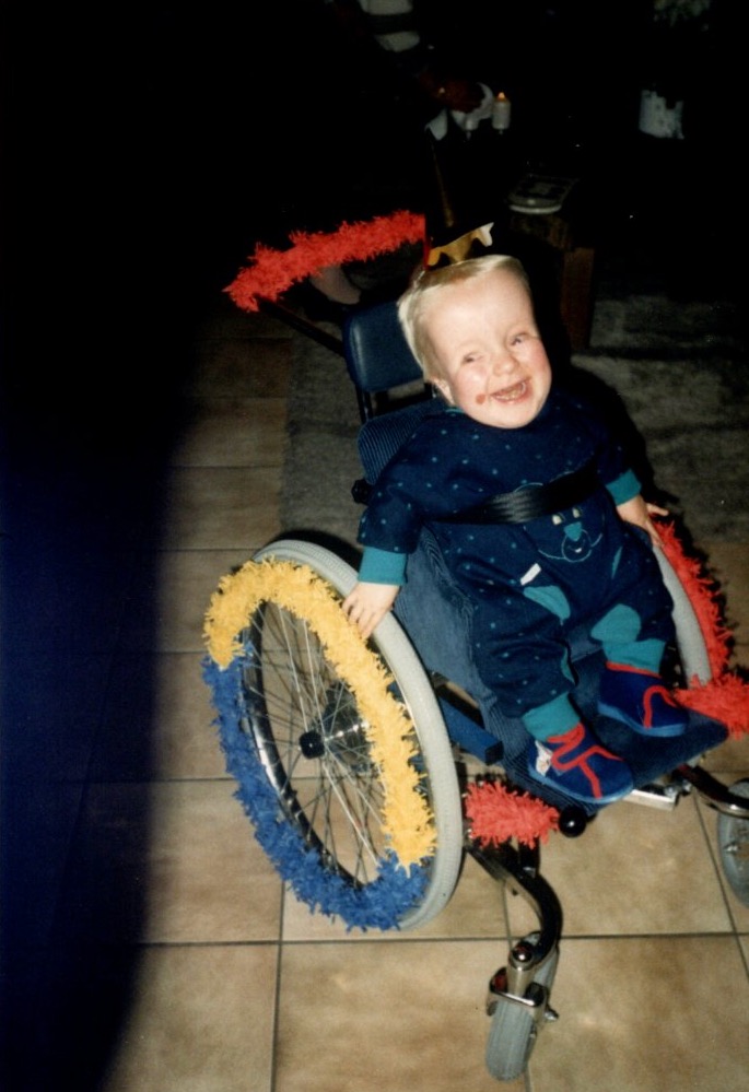 BrinkRick85's tweet photo. Je zou het niet zeggen, maar dit ben ik! Een vrolijk jongetje, gebonden aan een rolstoel. Ondanks dat ging Ik naar de basisschool om de hoek, speelde ik met vriendjes in de buurt! Ik was onderdeel van het normale, sociale leven (1/4). https://t.co/CLeHrQ3iOc