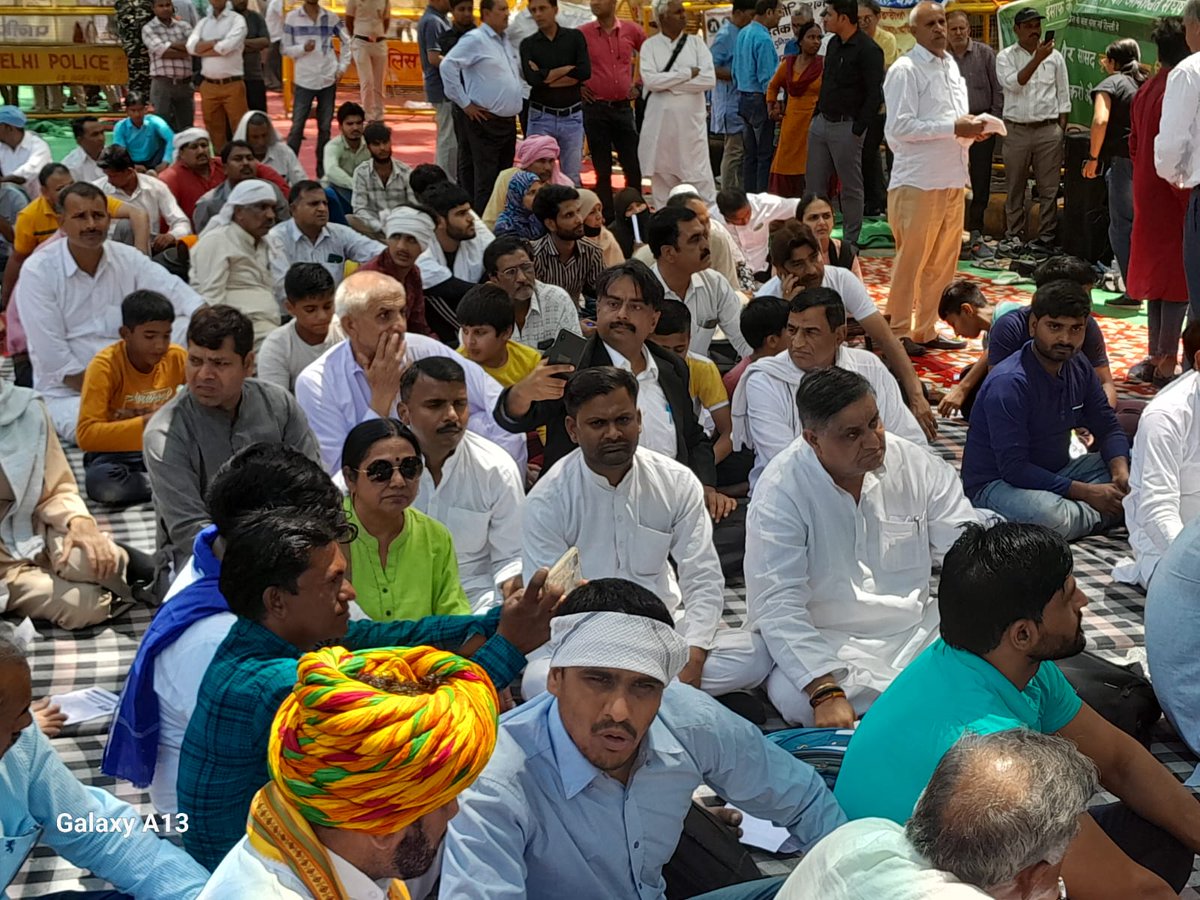 manjuguptaa's tweet photo. बीजेपी सांसद बृजभूषण सिंह के द्वारा महिला पहलवान खिलाड़ियों के साथ यौनशोषण के विरुद्ध जो गोल्ड मेडलिस्ट पहलवान साक्षी मलिक विनेश फोगाट व बजरंग पुनिया नेआवाज बुलंद की  इसका हमलोग समर्थन देने जंतर मंतर पर पहुचे  व इस आंदोलन का समर्थन किया @ArvindKejriwal @SandeepPathak04 https://t.co/dkcWJPKa3v