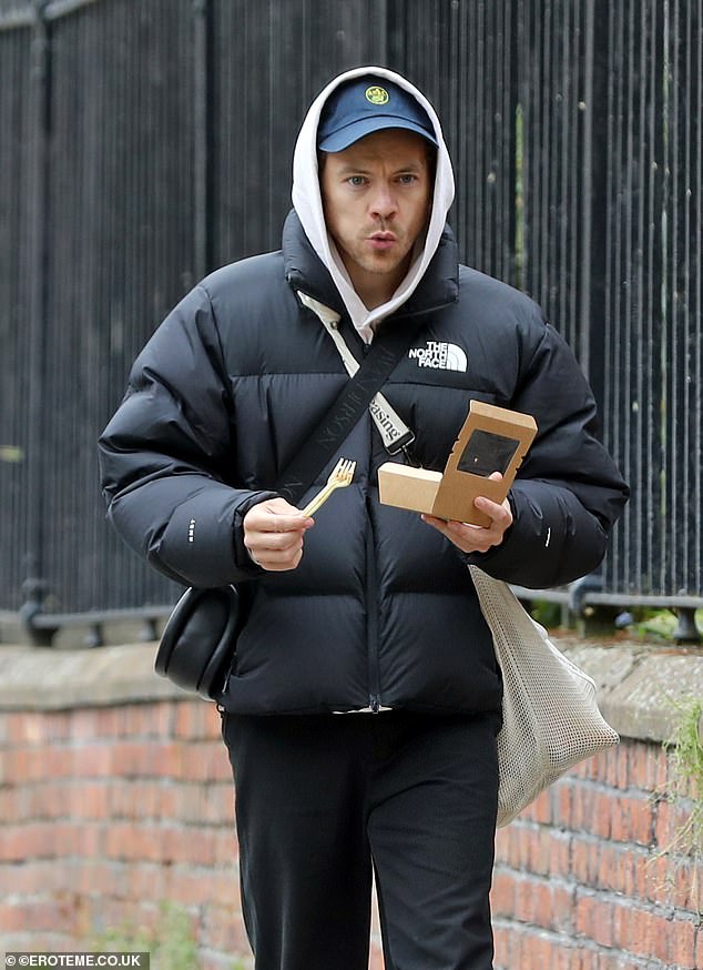 hsdcandids's tweet photo. Harry out in London - 8 May https://t.co/ibQeeK7aFB