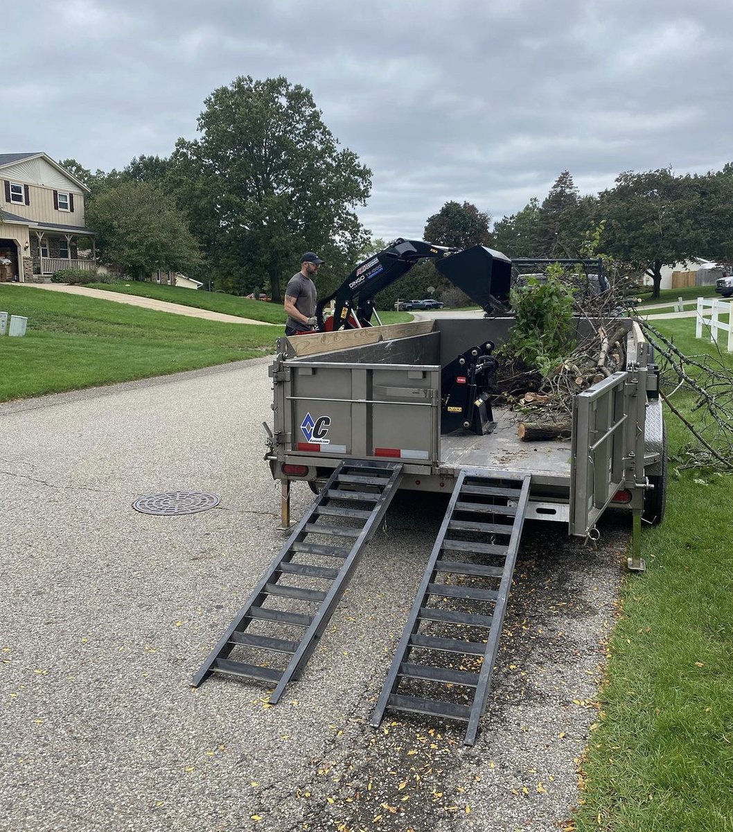 Did someone say Spring cleaning? 🌼 Bryan is making the most out of #TrailerTuesday by cleaning out the garage and making room with his #DiamondC Dump trailer! 🤩 #DumpTrailer #SpringCleaning #JunkRemoval