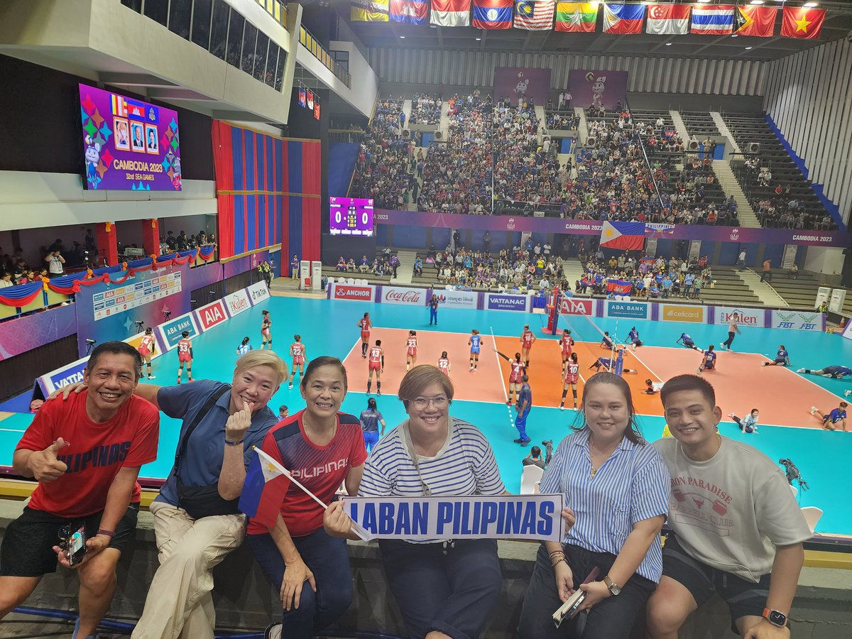 carladkarin's tweet photo. cheering squad present!!! https://t.co/7TpJM2Bbr5