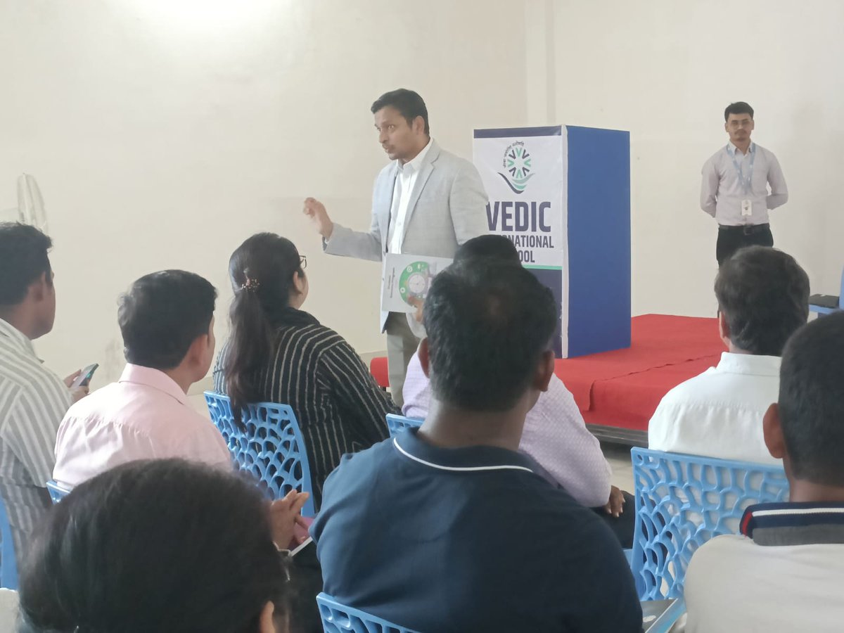 vedic_raigarh's tweet image. We're happy to announce the success of Ek Prayas orientation program conducted by our beloved Chairman Sir. 

#VedicInternationalSchool #ekprayas  #parentsorientationprogram