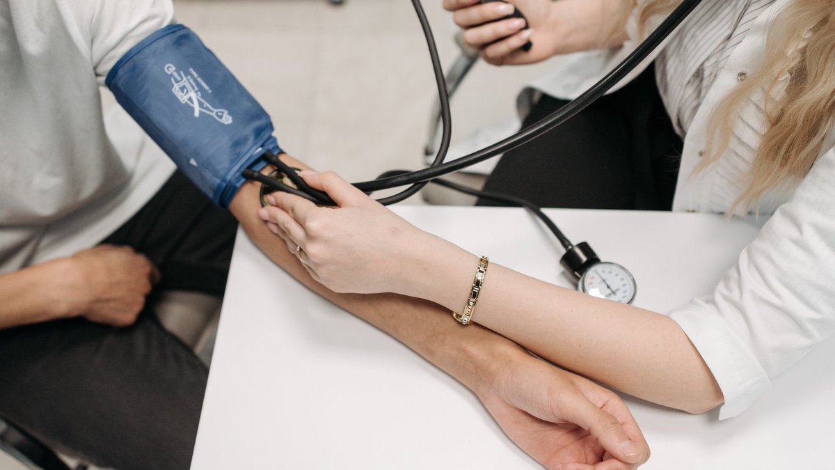 NHSMidlands's tweet photo. May is #MeasurementMonth
If you're over 40, you can have a blood test done as part of an NHS Health Check, which is offered to adults in England aged 40 to 74 every 5 years.
https://t.co/BmsrRyeXNS https://t.co/BQi9Z5hLJq