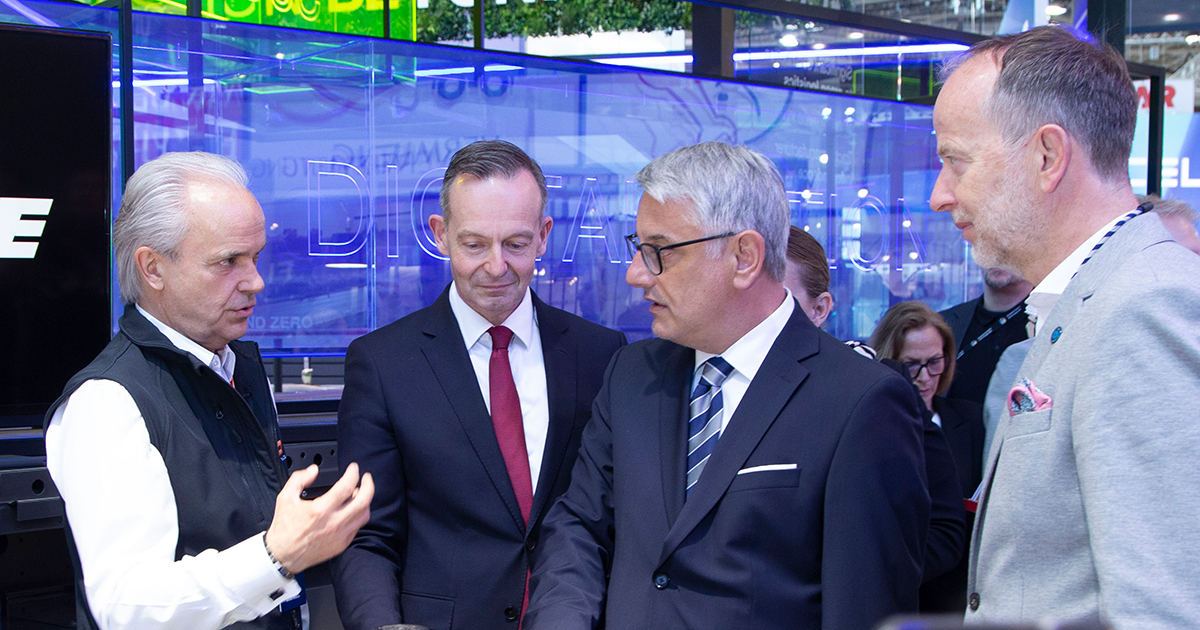KroneTrailer's tweet photo. Transport Minister Dr. Volker Wissing visited the KRONE booth during the opening tour of the transport logistic. He was briefed on the KRONE eTrailer, an innovative and sustainable product.
#KRONE #transportlogistic #eTrailer #innovation #sustainability https://t.co/TzekxwXNe0
