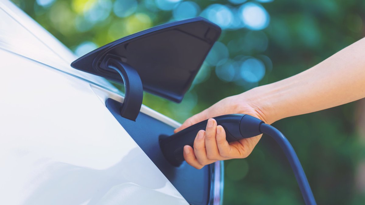WeSwitchU's tweet photo. EV sales are up 50% this year. If you're an EV driver, consider switching to a smart tariff to save money &amp; help build a more sustainable future🌍🌱 

Let us find you the right smart tariff: https://t.co/4MX4iSG8W9

#EVcharging #SmartTariffs #SustainableFuture #EnergyCrisis https://t.co/KXAI7vF5LW