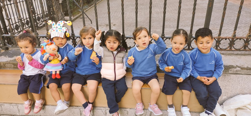 SPAHAURE's tweet photo. #HE2
#Sanpedroapostolikastetxea 
#Scientiabilbao 
Aliciaren eta Lukaren urtebetetzea ospatzen patioan bizkotxo gozo bat jaten. ZORIONAK!!!🎂🎊🎉🎁🎸🪗 https://t.co/dtRtlCVvCG
