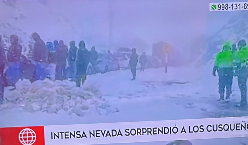 VeroLinaresC's tweet photo. Nevada intensa en el Cusco. Varias actividades se han postergado, el ganado ha muerto y los cultivo se han perdido. Cuando parecía que iban saliendo adelante luego del cierre por la pandemia, el cierre por las manifestaciones, ahora el clima. Necesitan ayudan @pcmperu https://t.co/bzw3wwimHR