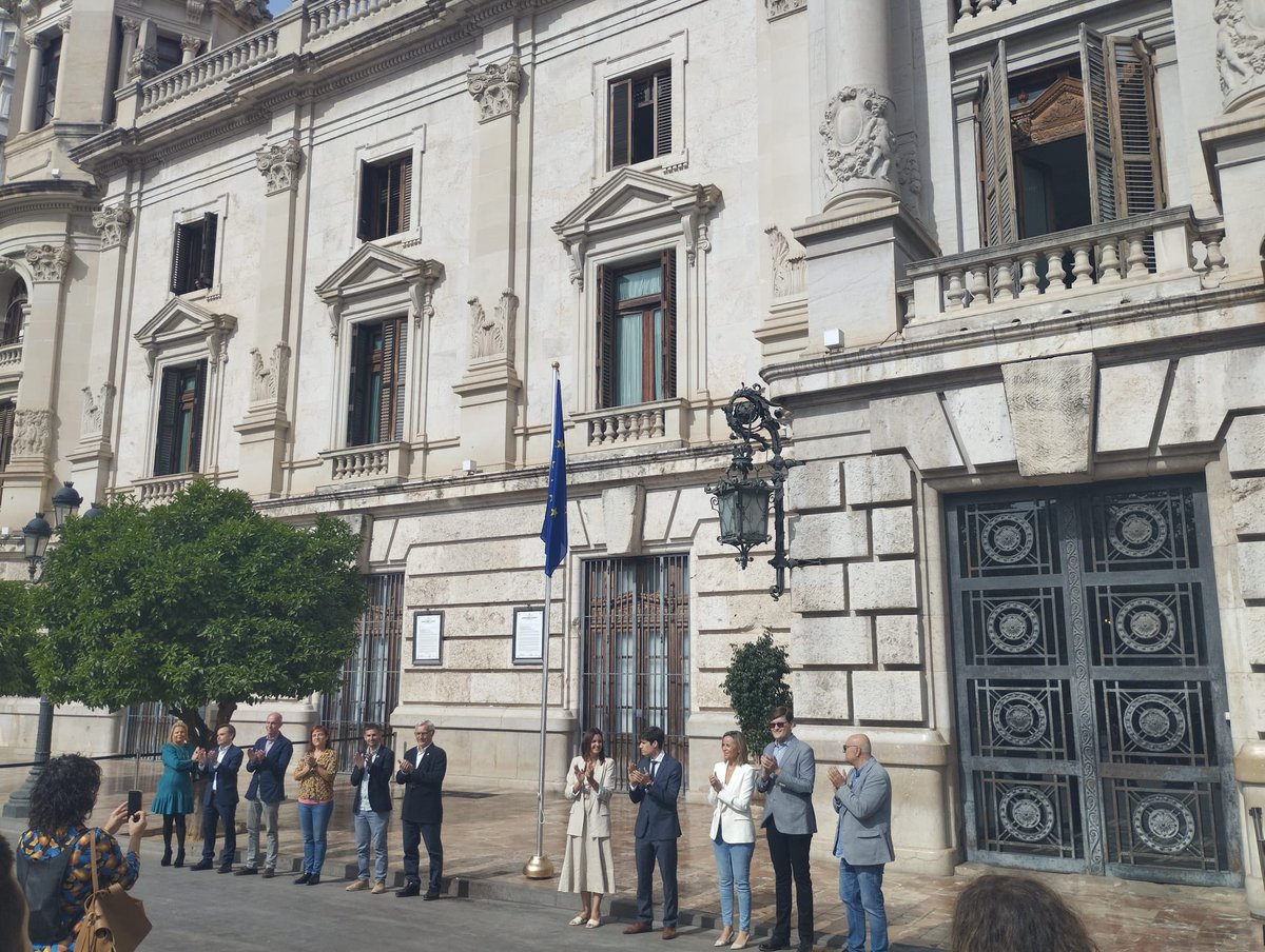 FederalistesCV's tweet photo. 🟢 Hemos asistido al izado de la bandera europea 🇪🇺 en el @AjuntamentVLC por el #DíaDeEuropa.
“La paz mundial no puede salvaguardarse sin unos esfuerzos creadores equiparables a los peligros que la amenazan”.
- Declaración Schuman, #9mayo 1950
Sigamos trabajando por una #FedEU https://t.co/H5JrxYEcuu