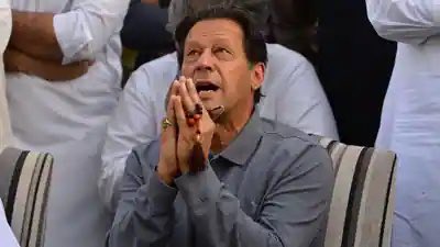 PakistaniMemez's tweet photo. Pray for Imran Khan🥺❣️ https://t.co/LRVezv7LyG