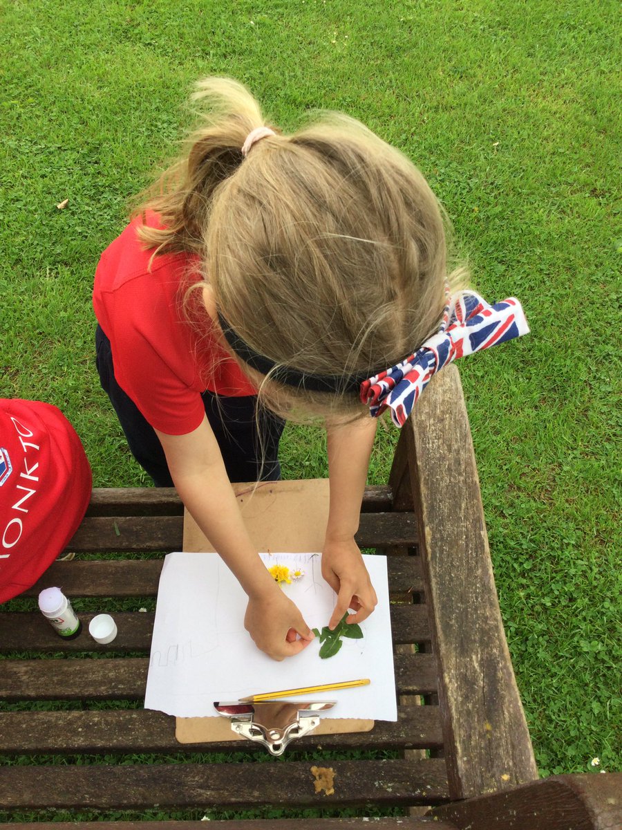 MonktonYear1's tweet photo. Lots of wild creativity was happening this morning outside! 🎨🖌🍃🍁🌳#WildMonkton https://t.co/91Ip2XN9gM