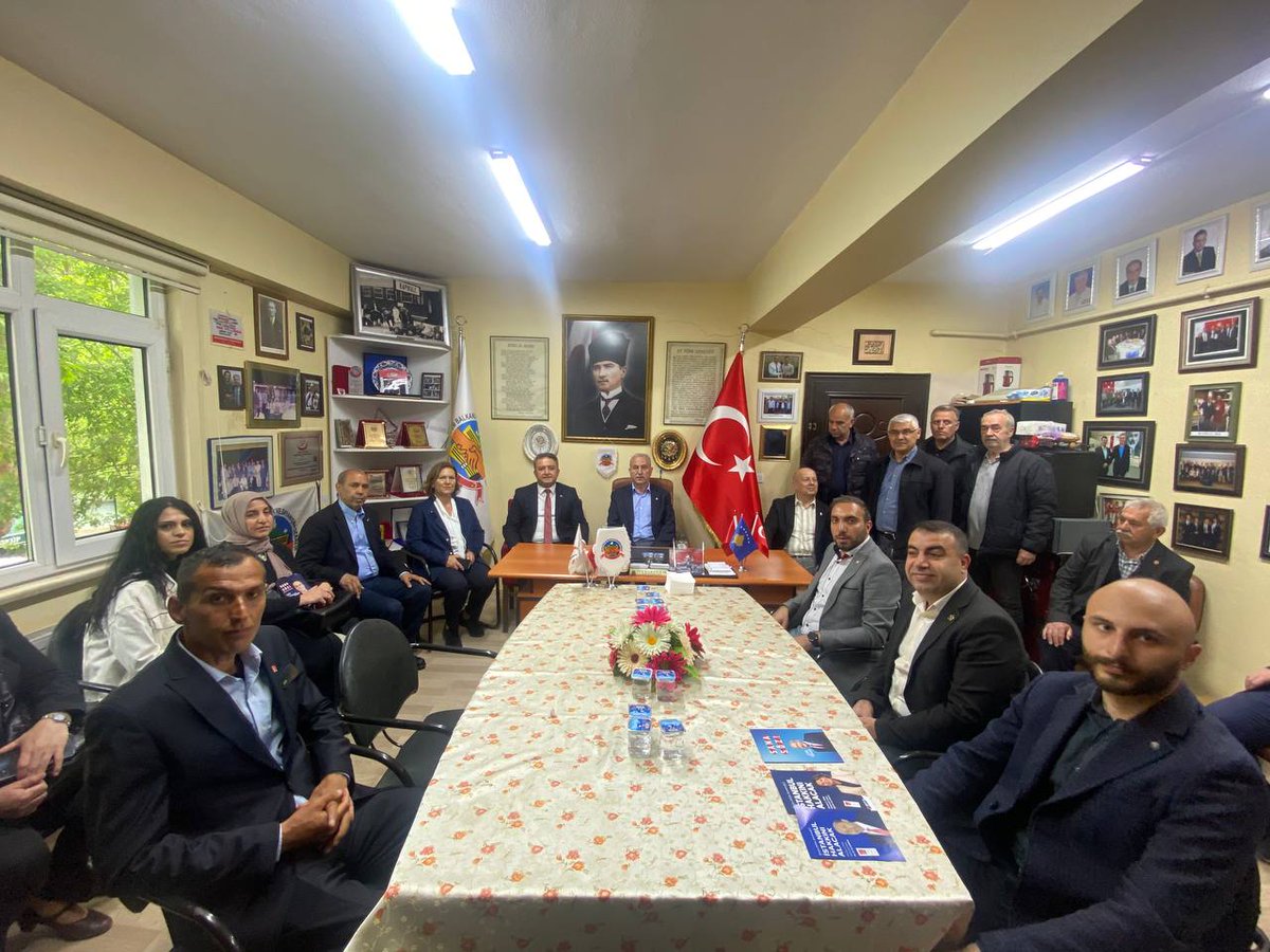 isamesihsahin's tweet photo. Eyüpsultan'da, Tüm Balkanlılar Kültür ve Dayanışma Derneği'ni ziyaret ettik.

Dernek başkanımız Fadıl Kuş'a ve yönetimine çalışmalarında başarılar diliyorum. https://t.co/iVOUwgxSGc