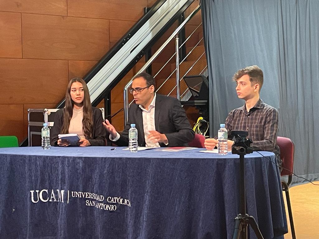UCAM Periodismo (@ucam_periodismo) on Twitter photo 🇪🇺 Acto en conmemoración del #DíaDeEuropa 2023. La mesa redonda 'Comunicar Europa', moderada por <a href="/JAMarinAl/">Juan A. Marín</a>, ha contado con la participación de <a href="/KarimHallal/">KarimHallal</a>, Lucía Huertas (<a href="/RegMurciaBrux/">RegiónMurciaBruselas 🇪🇺</a>), <a href="/DNL01RA/">Daniel Raja Aparicio</a> y Daniela del Mar Barliza. 🇪🇺 Acto en conmemoración del #DíaDeEuropa 2023. La mesa redonda 'Comunicar Europa', moderada por <a href="/JAMarinAl/">Juan A. Marín</a>, ha contado con la participación de <a href="/KarimHallal/">KarimHallal</a>, Lucía Huertas (<a href="/RegMurciaBrux/">RegiónMurciaBruselas 🇪🇺</a>), <a href="/DNL01RA/">Daniel Raja Aparicio</a> y Daniela del Mar Barliza.