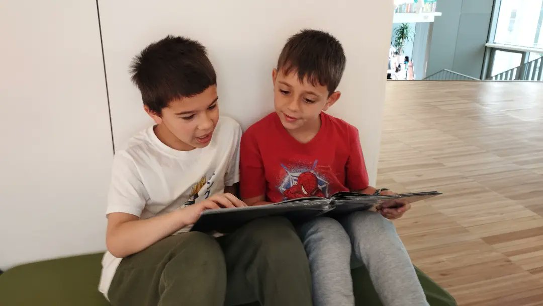 sagratcorvic's tweet photo. Moments de lectura compartida entre els alumnes de 1r de primària a la @BibliotecaVicPB! 📖👌🏻😊 #escola #educacio #vic #primaria #sagratcorvic #scvpri https://t.co/TeBsTQYI3O