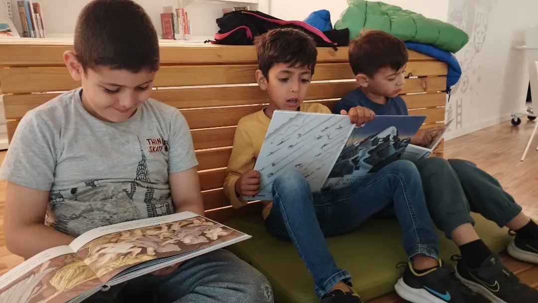 sagratcorvic's tweet photo. Moments de lectura compartida entre els alumnes de 1r de primària a la @BibliotecaVicPB! 📖👌🏻😊 #escola #educacio #vic #primaria #sagratcorvic #scvpri https://t.co/TeBsTQYI3O