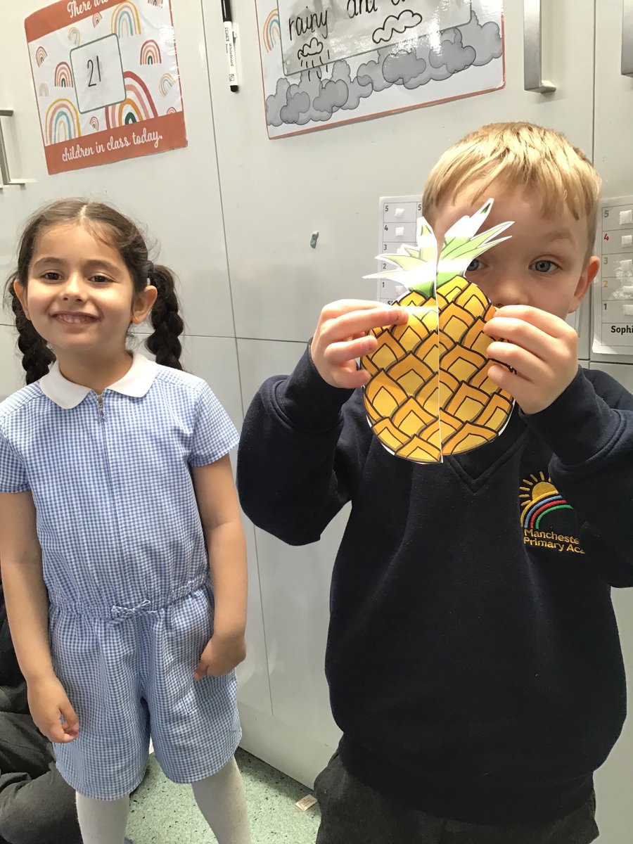 HoneyBees_MRPA's tweet photo. Introducing halves and showing how 2 halves make a whole @MRPA_Maths. https://t.co/BRSozPiKWC