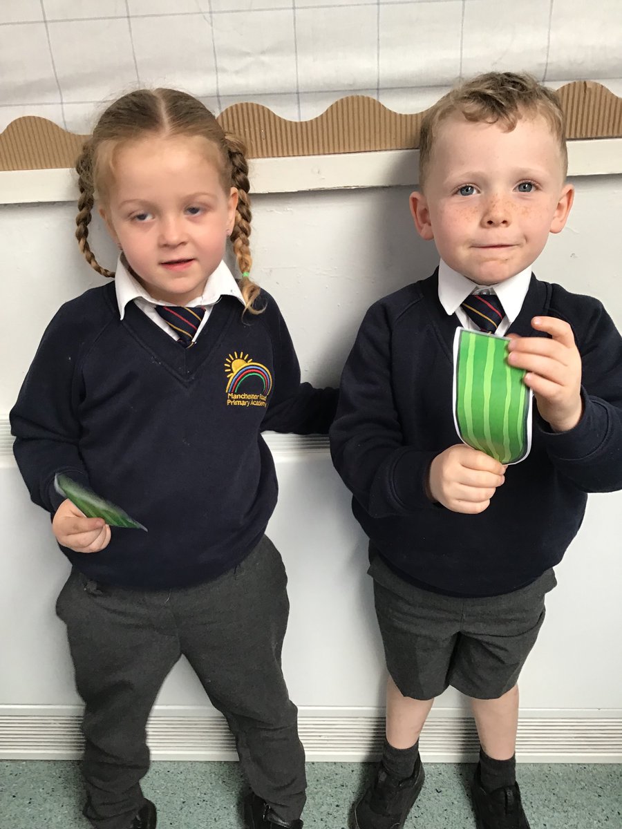 HoneyBees_MRPA's tweet photo. Introducing halves and showing how 2 halves make a whole @MRPA_Maths. https://t.co/BRSozPiKWC