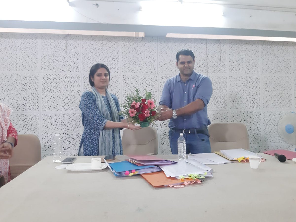 sdm_patdi's tweet photo. આજરોજ માનનીય જિલ્લા વિકાસ અધિકારી મેડમ ના અધ્યક્ષ સ્થાને વડોદરા તાલુકાના તમામ સ્ટાફ તથા તલાટી કમ મંત્રી ની રિવ્યૂ મીટીંગ નું આયોજન કરવામાં આવેલ જેમાં વિવિધ યોજનાકીય કામો ની સમીક્ષા કરી તમામ પડતર કામગીરી નો તાત્કાલિક નિકાલ કરવા સંબંધિત કર્મચારી ને સૂચના આપવામાં આવેલ
@ddo_vadodara https://t.co/IwdtbO8EiU