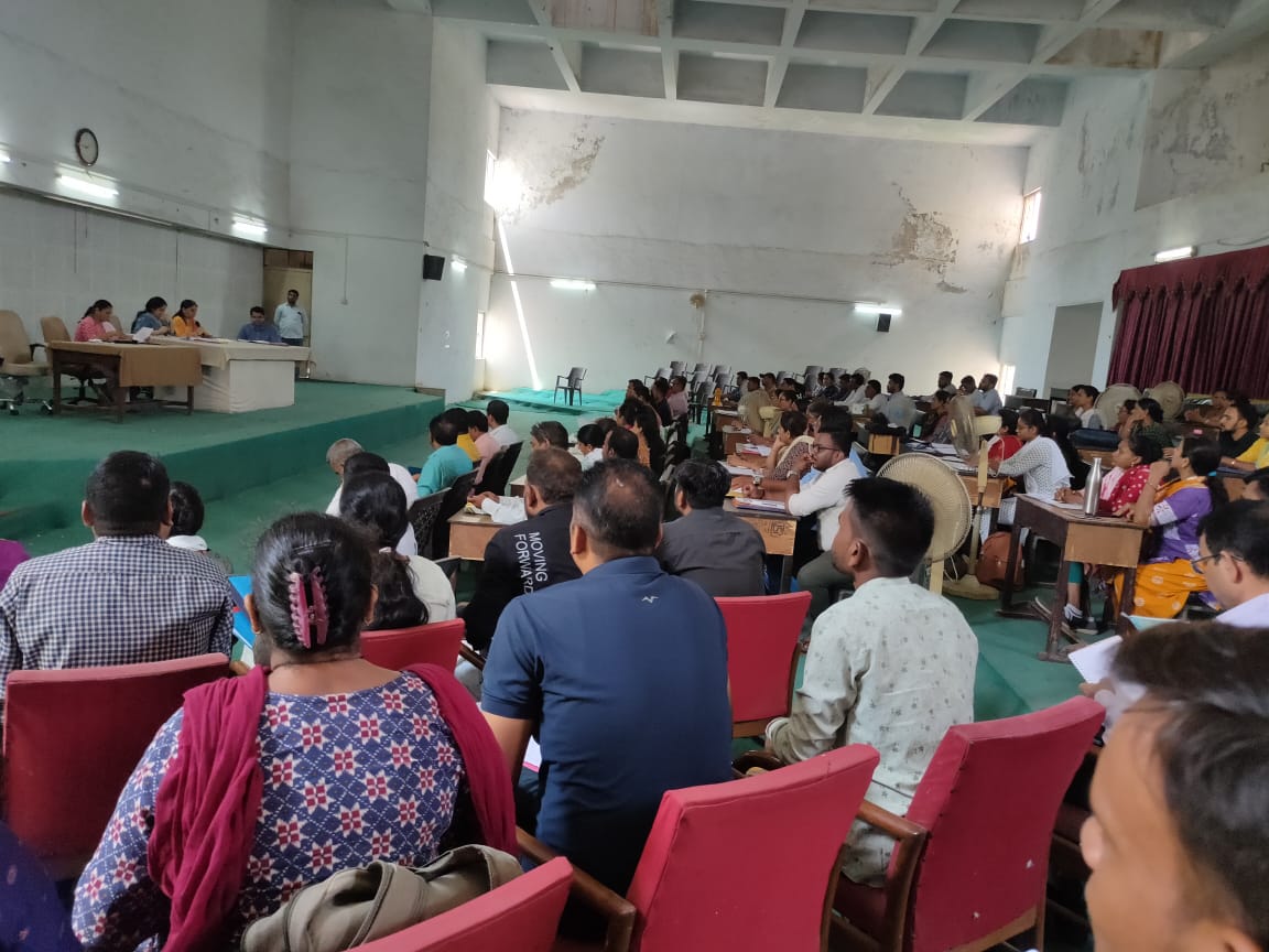 sdm_patdi's tweet photo. આજરોજ માનનીય જિલ્લા વિકાસ અધિકારી મેડમ ના અધ્યક્ષ સ્થાને વડોદરા તાલુકાના તમામ સ્ટાફ તથા તલાટી કમ મંત્રી ની રિવ્યૂ મીટીંગ નું આયોજન કરવામાં આવેલ જેમાં વિવિધ યોજનાકીય કામો ની સમીક્ષા કરી તમામ પડતર કામગીરી નો તાત્કાલિક નિકાલ કરવા સંબંધિત કર્મચારી ને સૂચના આપવામાં આવેલ
@ddo_vadodara https://t.co/IwdtbO8EiU