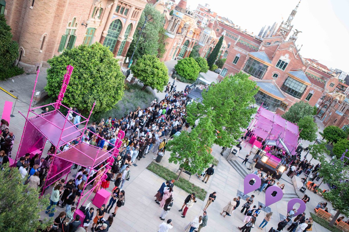 080_bcn_fashion's tweet photo. Street style is back! 

El #080BcnFashion ha tornat a posar el street style al capdavant de la moda, i ho hem fet d'una manera inclusiva i plena d'energia! 💥🧢 

#080BcnFashion #FashionWeek #Barcelona #080BodyNeutral https://t.co/kqroBYHp6i