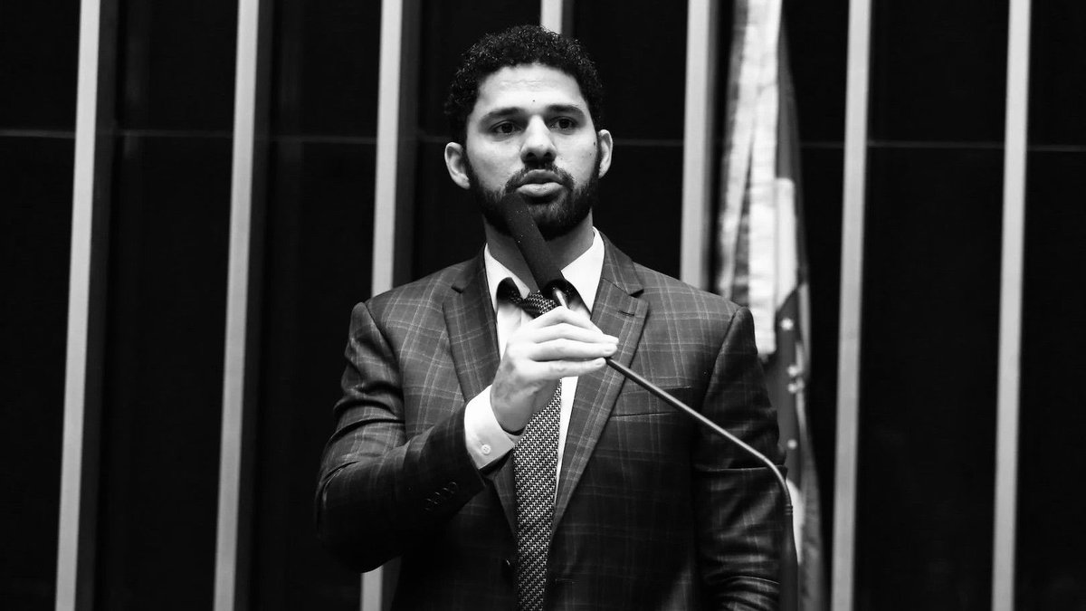 eixopolitico's tweet photo. 🇧🇷 Morre, aos 37 anos, o ex-deputado federal David Miranda.

Informação foi confirmada pelo seu marido, o jornalista Glenn Greenwald, nas redes sociais. https://t.co/Jp7QjObs8f