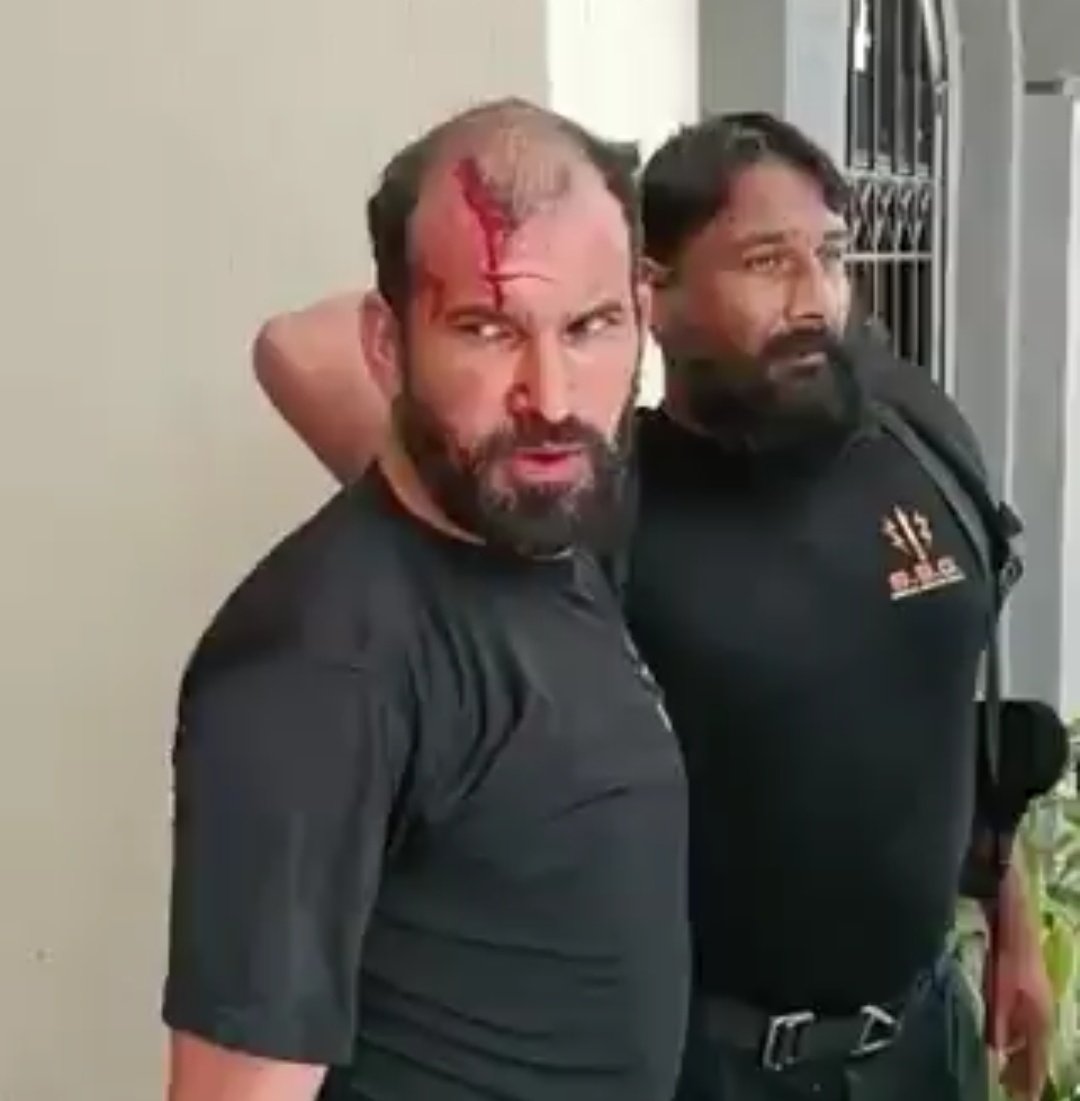 R50Ab's tweet photo. He was hit on the head and injured food. Lawyers were also beaten. Rangers dragged him into the car.
#نکلو_GHQ_کیطرف #نکلو_خان_کی_زندگی_بچاؤ https://t.co/ZKegIZH9w7