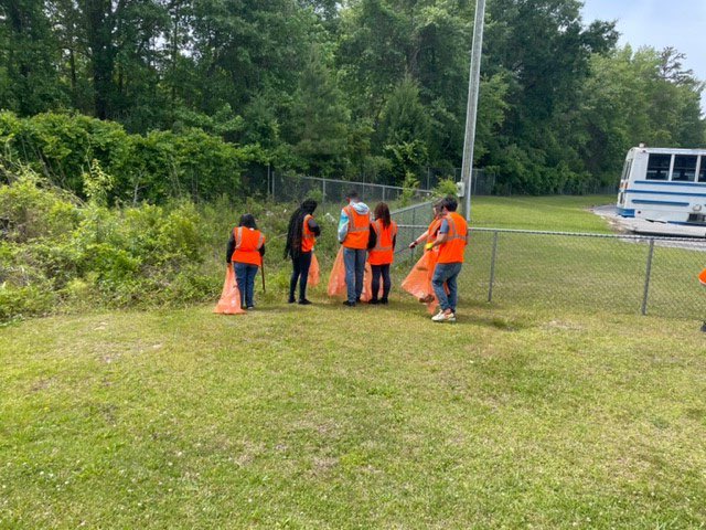 BeautifulBerk's tweet photo. Thank you to the 31 volunteers from Cross High School JROTC who removed 30 bags of litter from Highway 6!  Great job 👏 #cleanup #litterfree #volunteer #community #adoptahighway #keepberkeleybeautiful https://t.co/ZPYsW2J67A