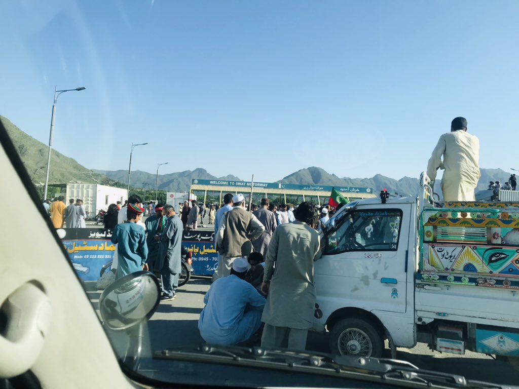 LeenaAbbas7's tweet photo. Khan’s army is on the way.

#عمران_خان_ہماری_ریڈ_لائن 
#imrankhanrally 
#عمران_خان_گرفتار 
#ImranKhanForPakistan 
#ImranKhanArrest 
#ImranKhanOurRedLine https://t.co/lUg4fgQI9b