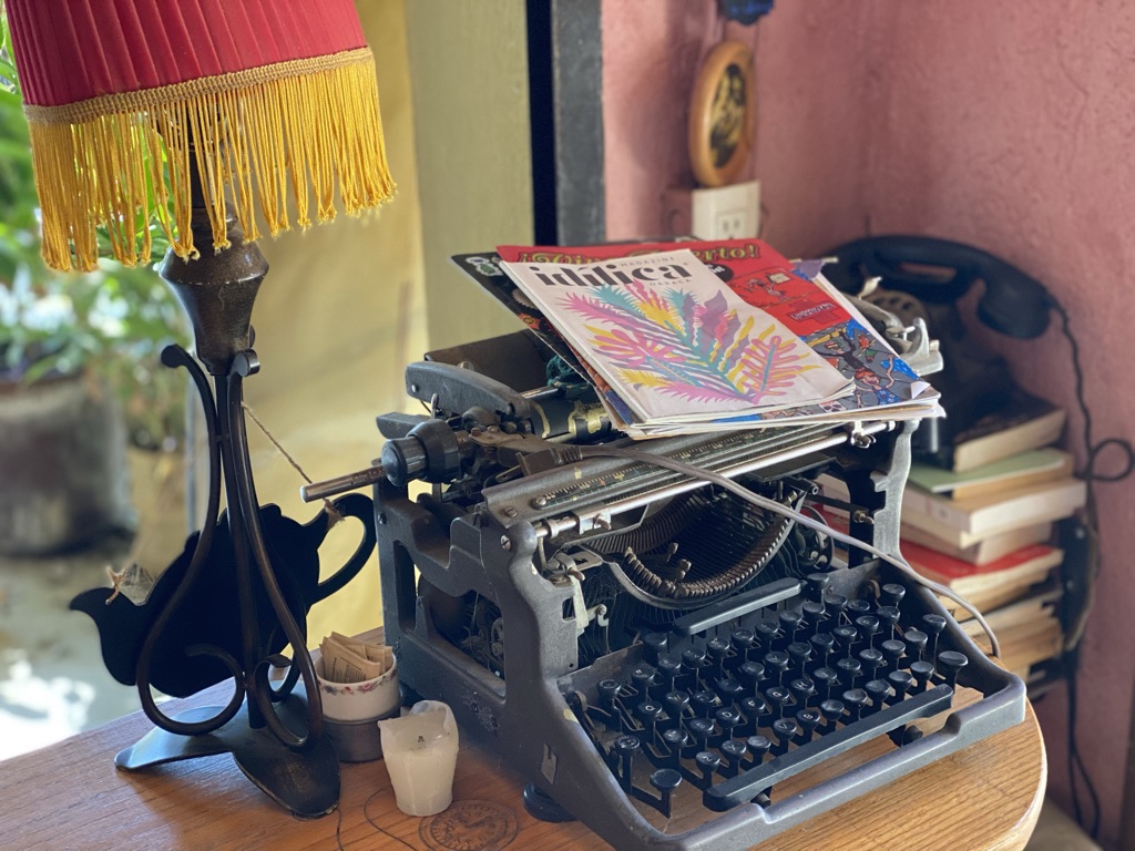 nsmithwriter's tweet photo. I love when cafés and shops incorporate antiques into the décor, especially old typewriters! #writers #cafe #decor #books #amwritingfiction https://t.co/WGjrPiIMAg