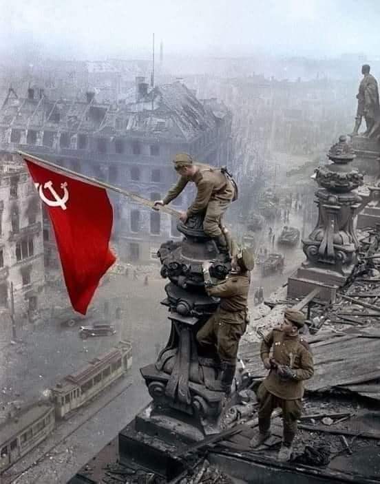 9 de mayo de 1945, #DíaDeLaVictoria de la Unión Soviética sobre la Alemania nazi, momento de la caída del fascismo, guerra no deseada pero necesaria y defensiva para derrotar el fascismo y salvar de ese horror a la humanidad‼️Gloria Eterna al pueblo Soviético y su Ejército Rojo‼️
