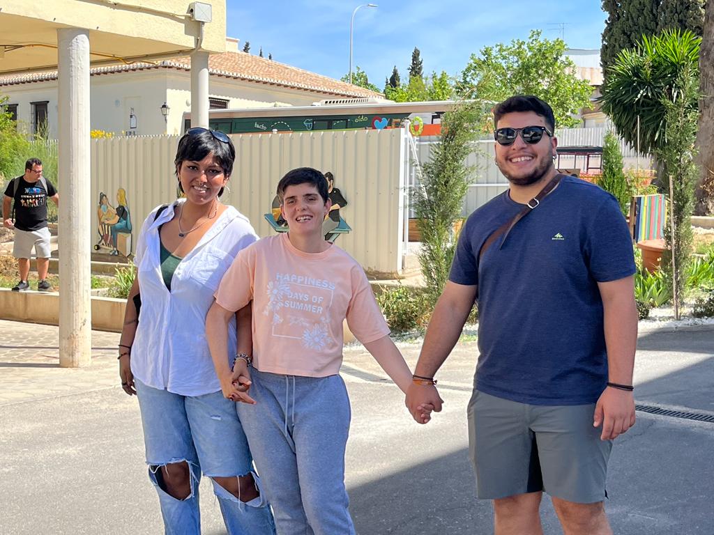 HospitalariasGr's tweet photo. Gracias al alumnado del Grado de Educación Social de la @ujaen por su visita tan divertida, gymkana inclusiva en la que han participado residentes #rdp y usuarios de CO #JosefaRecio https://t.co/186psnosax