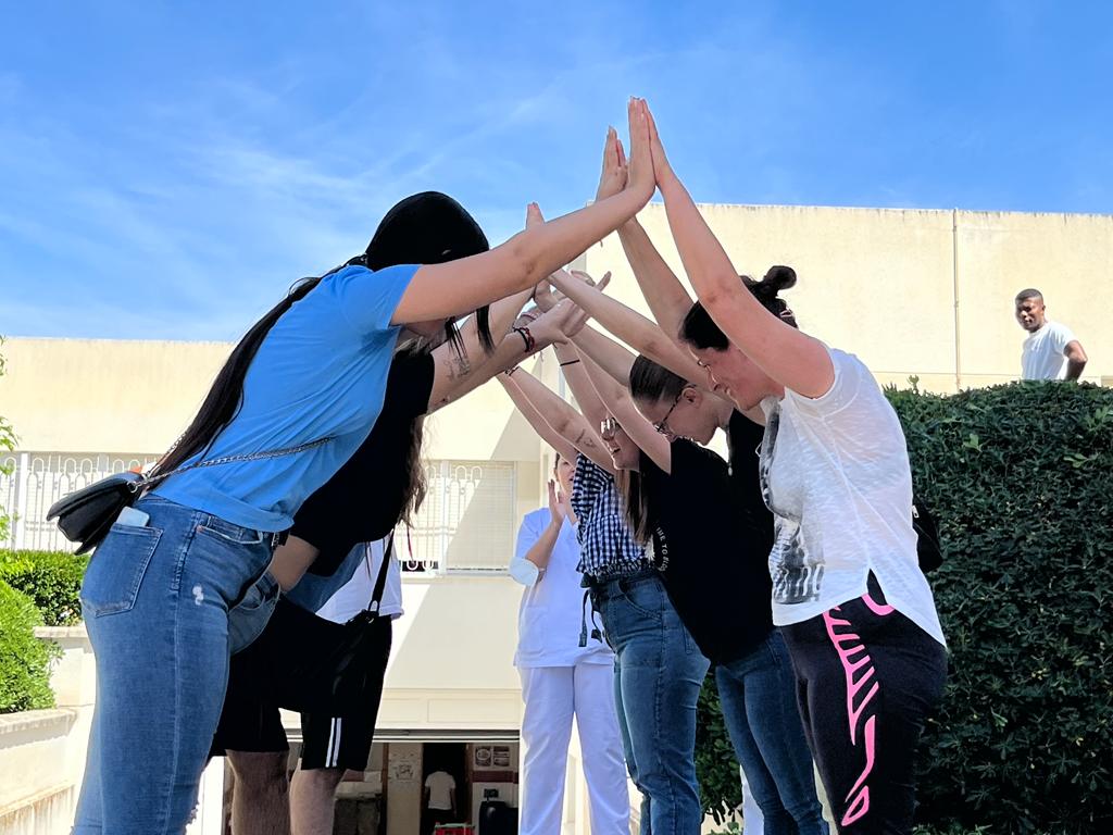HospitalariasGr's tweet photo. Gracias al alumnado del Grado de Educación Social de la @ujaen por su visita tan divertida, gymkana inclusiva en la que han participado residentes #rdp y usuarios de CO #JosefaRecio https://t.co/186psnosax