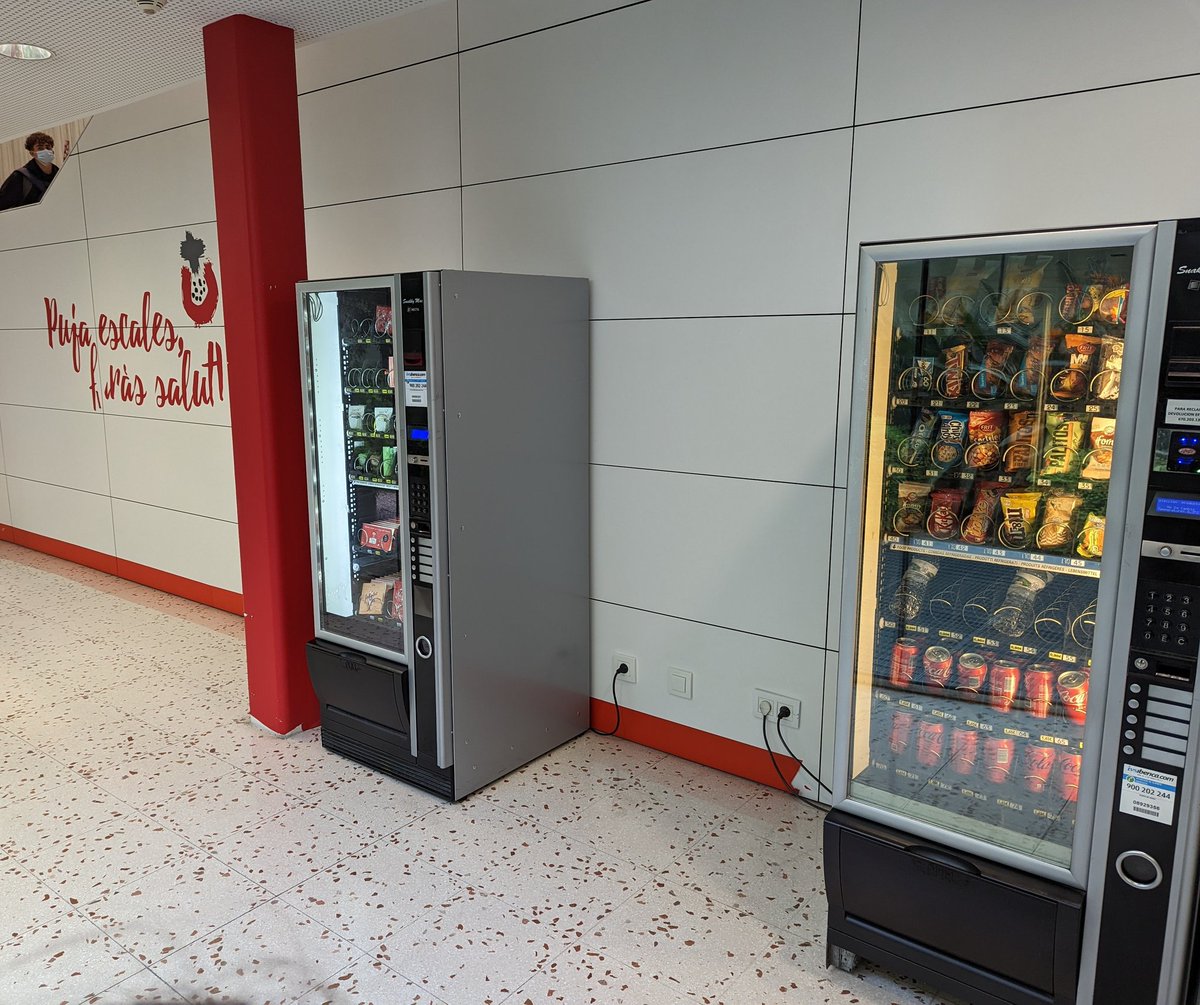 gmiro08's tweet photo. Puja escales, fes salut però abans menja un Kit Kat, uns M&amp;M's i pren una coke. https://t.co/wO3ENWFrii