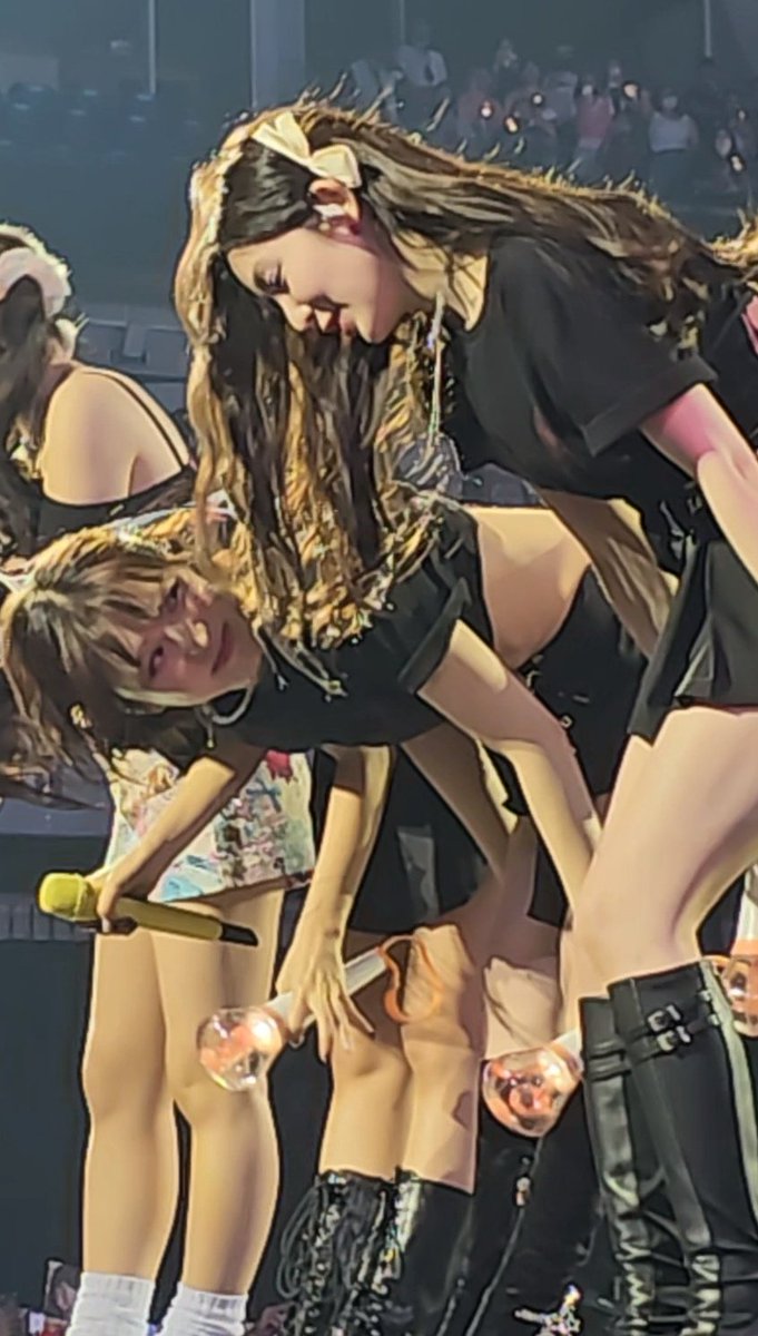 yansieee's tweet photo. seungwan was judging joohyun so muchh hahahahahahahahaah pls i love them 😅😅😅😅😅😅 https://t.co/oPxmcCpjAw