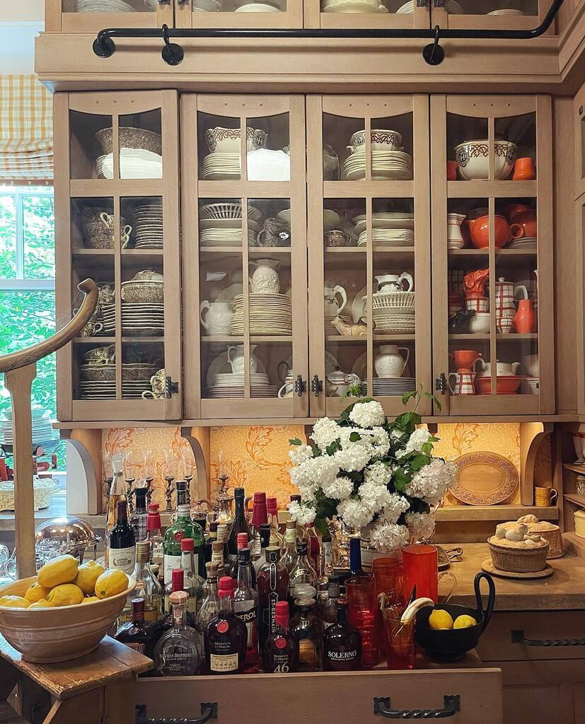 Fresh viburnum in the butler’s panty at Elway Hall this May morning. The cutting gardens are being very kind to us this spring, blessed with bountiful rain and temperate weather. Spring springs eternal! 🌿 #spring #flowers #fresh #white #blossom #interior #design #photo #natu…