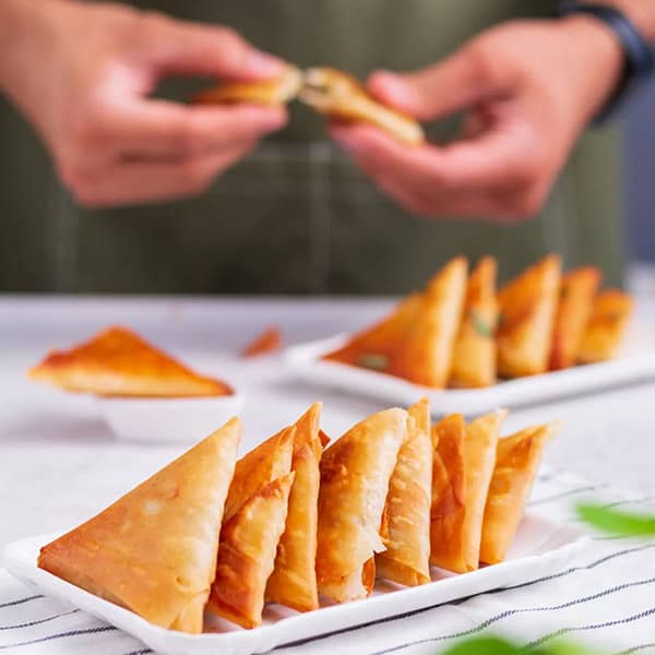 PvCookingCom's tweet photo. The samosa is a popular dish with a long cultural heritage eaten worldwide. Its Middle Eastern origins may be found in the Middle East, where it is referred to as Sambusa or Sambosa

https://t.co/QunOU7KRye

#samosa #meatsamosa https://t.co/F800c4Strx