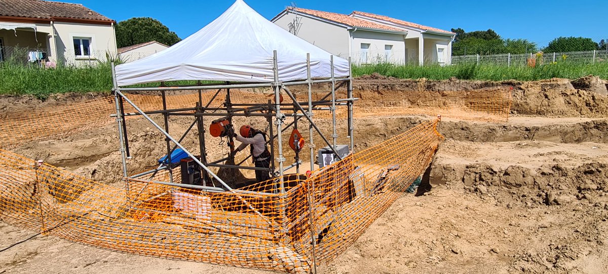 eveha_archeo's tweet image. La partie terrain de la fouille du camp romain de Villeneuve-sur-Lot s&apos;achève avec l&apos;intervention du #PôleMilieuConfiné d&apos;Éveha : la fouille des structures profondes a d&apos;ores et déjà permis de mettre au jour plusieurs #latrines et #puits datés du 1er s. de notre ère !
