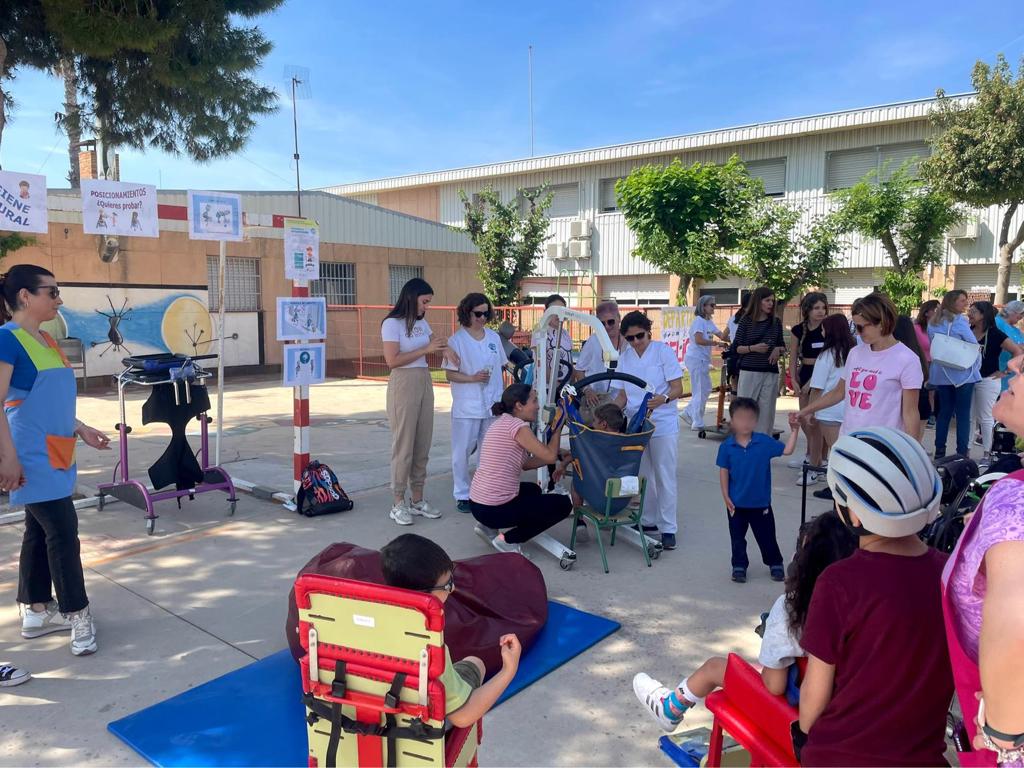 Educarm's tweet photo. 🍎🥦🍅El Centro de Educación Especial 'Pérez Urruti' de Cabezo de Torres (Murcia) celebra su 7º Feria Saludable con productos de la huerta. 

La directora general Carmen Balsas ha compartido la jornada con profesores y alumnos. 

#Educación #RegióndeMurcia https://t.co/ydxiGzIpGj
