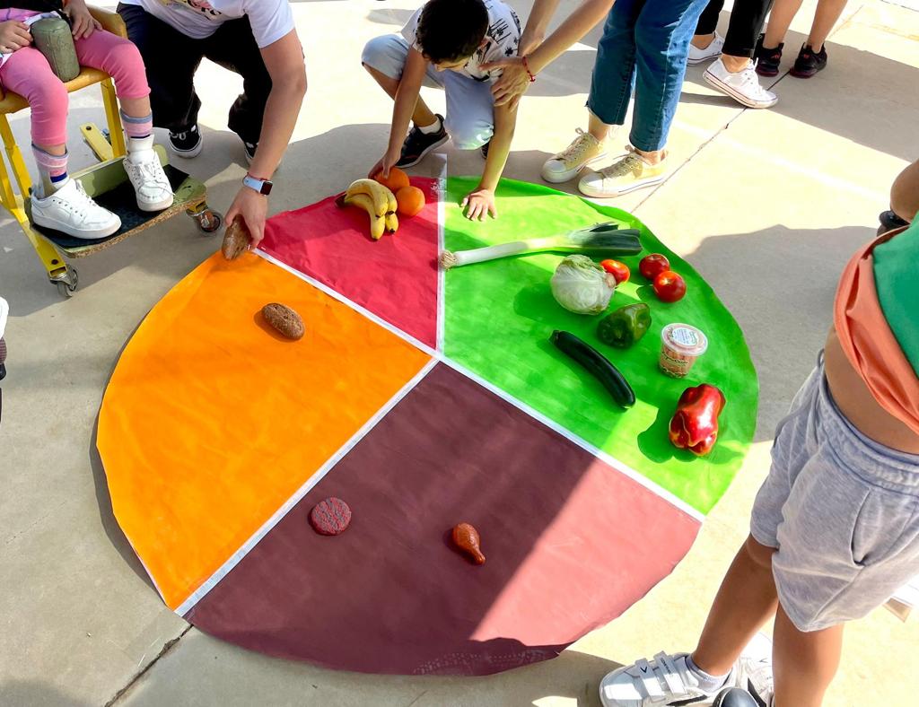 Educarm's tweet photo. 🍎🥦🍅El Centro de Educación Especial 'Pérez Urruti' de Cabezo de Torres (Murcia) celebra su 7º Feria Saludable con productos de la huerta. 

La directora general Carmen Balsas ha compartido la jornada con profesores y alumnos. 

#Educación #RegióndeMurcia https://t.co/ydxiGzIpGj