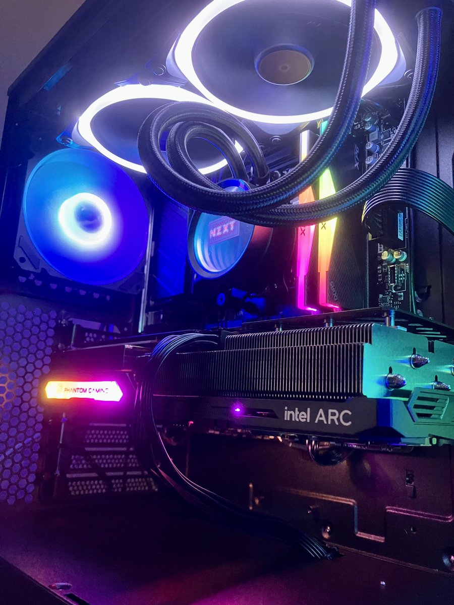 DDannaTech's tweet photo. Si ya te decidiste por las nuevas gráficas Intel, debes saber esto para sacarles el máximo rendimiento.

⚪️CPU
Intel: Décima generación o más reciente
AMD: Ryzen 3000 o más nuevo.

⚪️RAM
16GB o más y 'amonos recio

⚪️BIOS configurado así 
Resizable Bar: Enabled
Above 4G decoding: Enabled
SVM: Disabled 

⚪️DRIVERS
Descárgalos desde la página de Intel
Graphics / Intel Arc & Iris Xe Graphics - WHQL
Mucho ojo que sean los que dicen "WHQL" y no los que dicen "BETA"

⚪️Disfrútala mucho, es muy buena tarjeta gráfica.