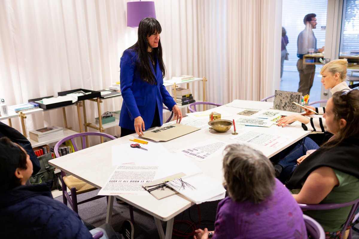 En la Feria del Libro de Malmö 2023, la 🇲🇽 Lizette Ochoa ofreció un taller donde realizaron una acción creativa colectiva que se convertirá en libro de artista. Los participantes compartieron textos que se quemaron y con esas cenizas como vestigio se elaborará el arte objeto.