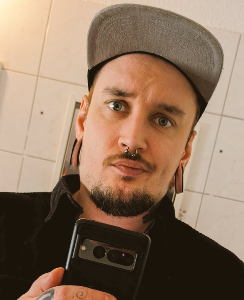Lasst mal zusammen spaß in Tarkov haben und uns über jede Kleinigkeit aufregen :D

Later ist der <a href="/SkaavTV/">Skaav TV</a> noch dabei! 

Twitch.tv/knueppelpaste