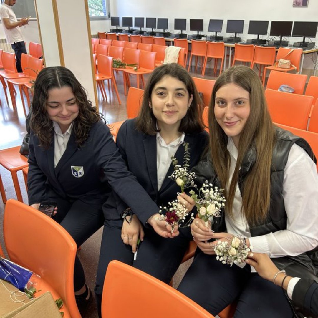 ¡Descubre el arte del Protocolo Floral con Irene Barrio de <a href="/TocadosSB/">Tocados SweetBerry</a>!🌸✨
En un emocionante Taller, los alumnos de 1º de Gestión de Alojamientos Turísticos y 1º de Marketing y Publicidad han explorado el equilibrio perfecto en la decoración de eventos sociales e institucionales.