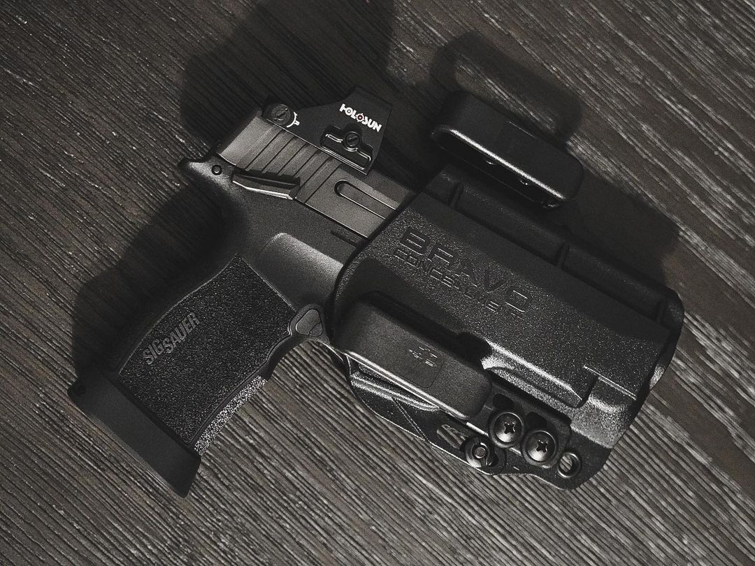 BravoHolsters's tweet photo. Loving this EDC setup.
P365X by @sigsauerinc in a @bravoconcealment Holster with a @holosunoptics 407k from @calculatedkinetics and an EMP-XL Enhanced Magwell from @tactical.dev
Repost from @mike_das
#rangeday #edc #sig #sigsauer #gear #tools #ccw #edcgear #tacdev #empxl https://t.co/12L6cp5pki