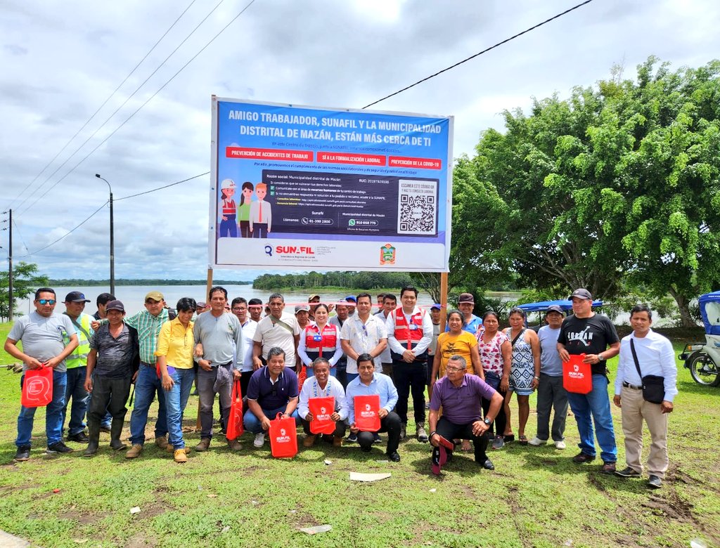 SunafilPeru's tweet photo. 📍 En #Loreto, en coordinación con la Municipalidad Distrital de Mazán, se instaló un cartel informativo #Infochamba🪧 con los canales de atención y denuncia laboral de la #Sunafil. Esta estrategia busca acercar nuestros servicios a los trabajadores y ciudadanos de la región. 👍 https://t.co/WX1dYQpulw