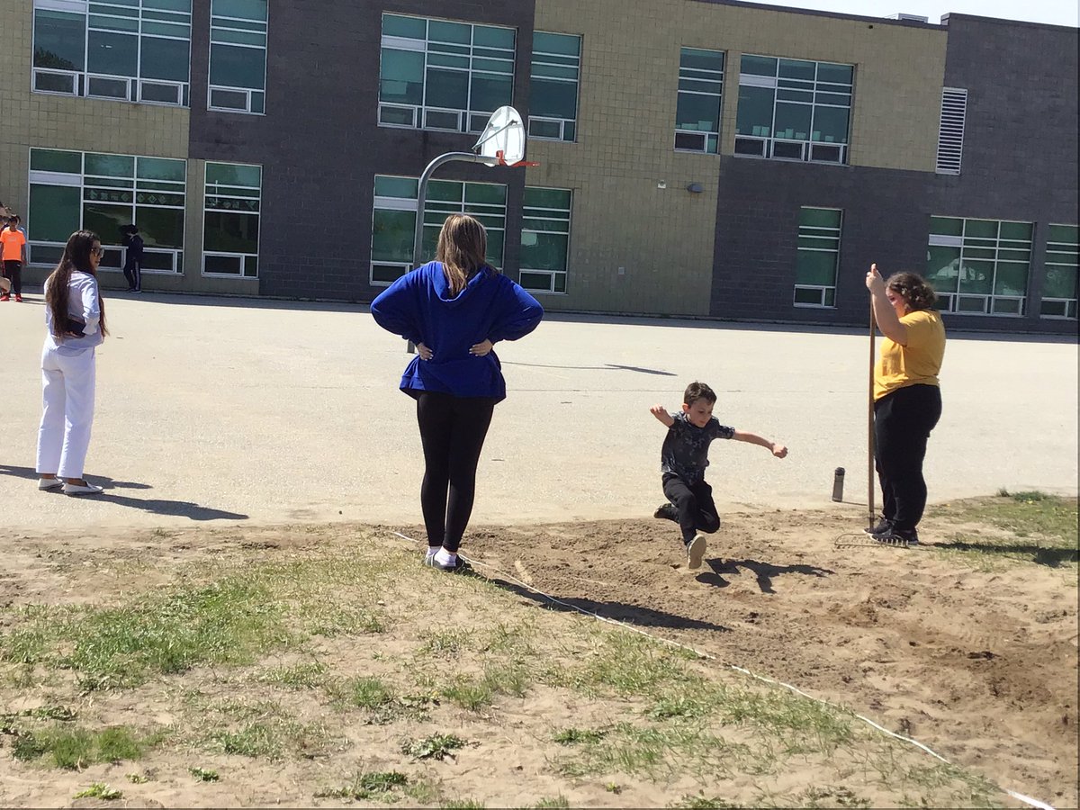 JBrentECE's tweet photo. That time when the Gr 8s invite the JK/SKs to join in their track and field practice and cheer each of their efforts! #AlreadyWinners @DrDSuzukiSchool https://t.co/Xlj8gqYFPM