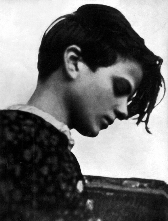 JeffreyGuterman's tweet photo. Sophie Scholl was born on this date May 9 in 1921. Scholl, her brother Hans, and Christoph Probst, members of the 'White Rose' resistance group, were executed by the Nazis for disseminating pamphlets against the regime in Munich. Photo by Hans Scholl. #OTD https://t.co/VOzPGLpgd4